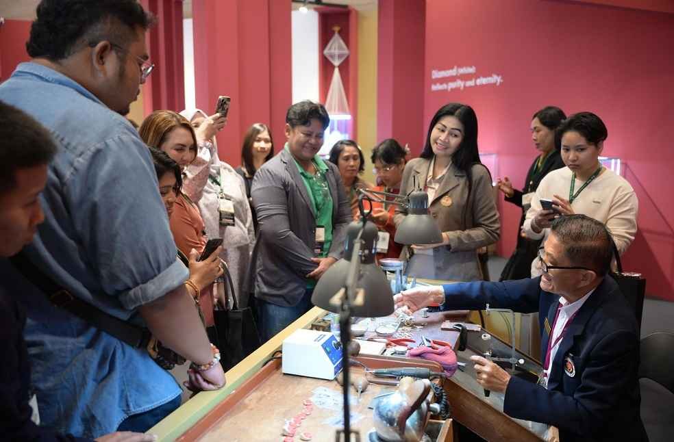 Sharjah-Chamber-promotes-Emirati-designers-at-70th-Bangkok-jewelry-fair