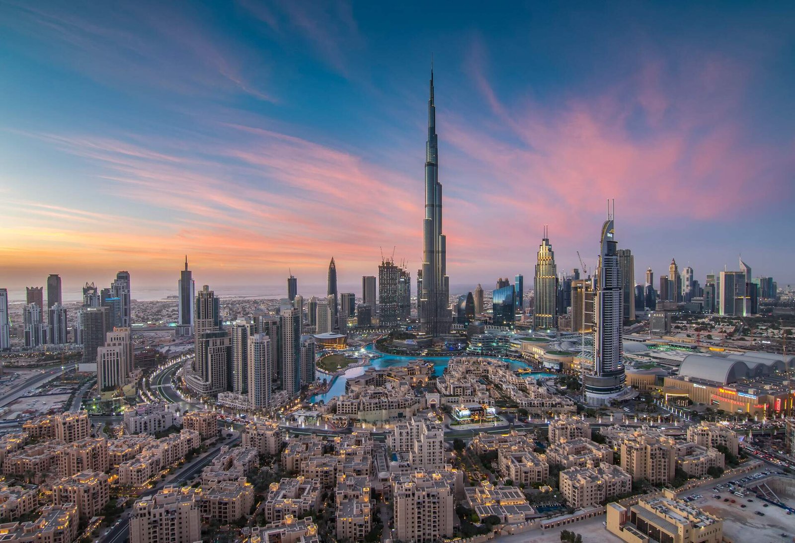 DEST_UAE_DUBAI_SKYLINE_SUNSET_GettyImages-1070127800_Universal